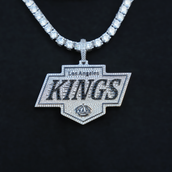 Colgante con el logotipo oficial de los Angeles Kings de la NHL en oro blanco