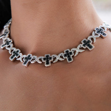 Collar de oro blanco con múltiples cruces de diamantes