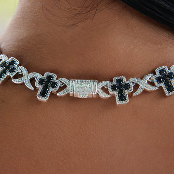 Collar de oro blanco con múltiples cruces de diamantes