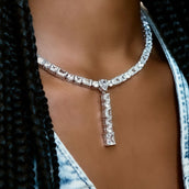 Collar largo "Lariat" con múltiples diamantes en oro blanco
