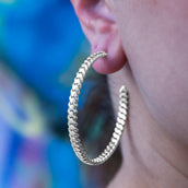 Pendientes de aro micro cubanos con garras en oro blanco - 6mm