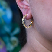 Aretes de argolla micro cubanos con engaste de púas en oro amarillo - 6mm
