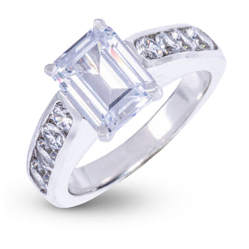 Anillo de compromiso de diamante de laboratorio grueso con corte esmeralda en platino