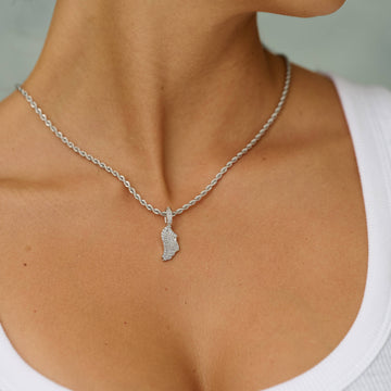Colgante micro alas de ángel heladas en oro blanco