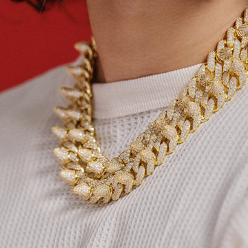 Cadena de eslabones con remaches de punta de diamante en oro amarillo