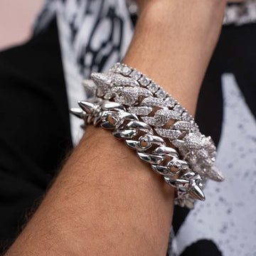 Cadena de eslabones con remaches de punta y diamantes de imitación en oro blanco