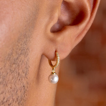 Pendientes de Aro Huggie Extra Pequeños con Perlas Pave en Oro Amarillo