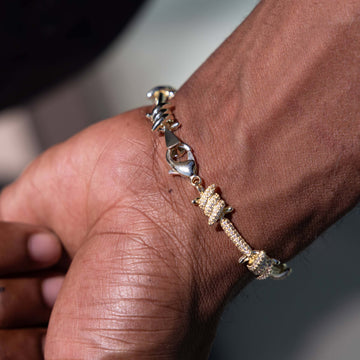 Pulsera de alambre de púas helada en oro blanco