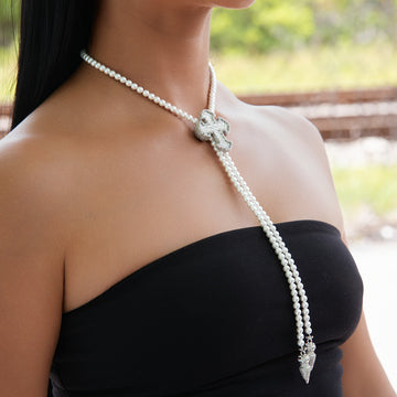 Collar de cadena bolo de perlas cruzadas con circonitas en oro blanco