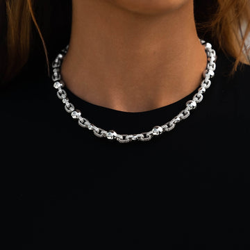 Cadena de bolas de varios tamaños lisa con circonitas en oro blanco