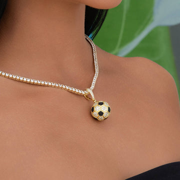 Colgante de balón de fútbol helado en oro amarillo