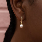 Pendientes de aro extrapequeños con perla colgante, pavé GLD, en oro amarillo