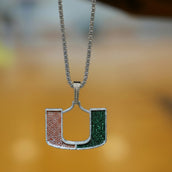 Colgante grande con el logo de los Miami Hurricanes en oro blanco