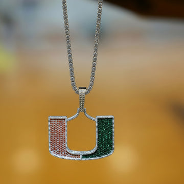 Colgante grande con el logo de los Miami Hurricanes en oro blanco