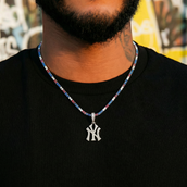 Colgante Micro Logo Oficial MLB de los New York Yankees + Cadena de Tenis de Diamantes de Colores de 3 mm en Oro Blanco