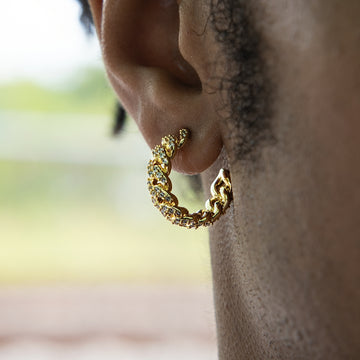 Pendientes de aro con garras de diamantes en oro amarillo