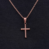 Colgante Cruz de Cuerda Micro Retorcida en Oro Rosa