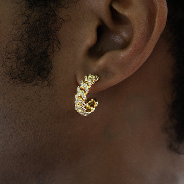 Pendientes de aro con garras de diamantes en oro amarillo