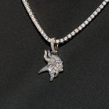 Colgante con micro logotipo oficial de los Minnesota Vikings de la NFL en oro blanco