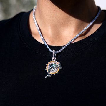 Colgante con el logotipo vintage oficial de los Miami Dolphins de la NFL en oro blanco