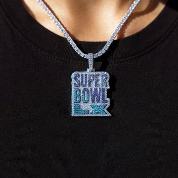 Colgante con el logotipo oficial de la NFL del Super Bowl LX apilado, efecto difuminado azul hielo 2026, en oro blanco