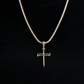 Colgante de cruz con clavos en oro amarillo