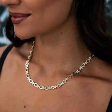 Cadena con eslabones de estrella y pavé en oro amarillo