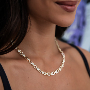 Cadena con eslabones de estrella y pavé en oro amarillo