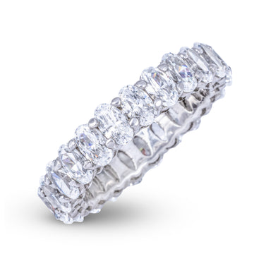 Anillo de banda tipo eternidad con diamante de laboratorio de talla ovalada en oro blanco macizo - 5 mm