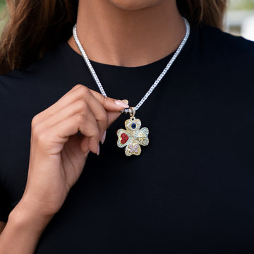 Colgante de iconos variados en oro amarillo