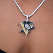 Colgante con el logo oficial de los Pittsburgh Penguins de la NHL en oro blanco