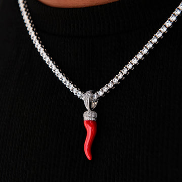 Colgante de cuerno italiano rojo helado en oro blanco