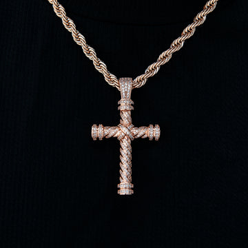 Colgante cruz de cuerda de diamante en oro rosa