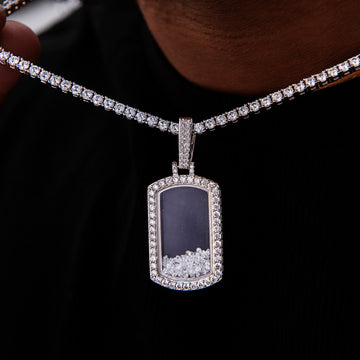 Colgante de identificación militar con diamantes sueltos en oro blanco