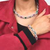 Paquete de collar marinero y pulsera de oro blanco con racimo multicolor de diamantes