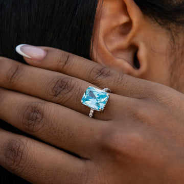 Anillo de cóctel azul en vermeil de oro blanco