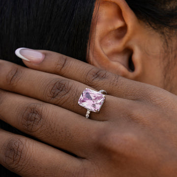 Anillo de cóctel rosa de vermeil de oro blanco