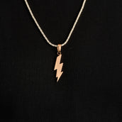 Colgante sencillo de rayo en oro rosa