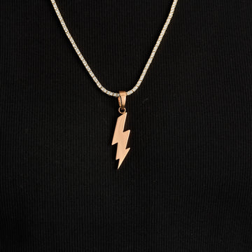 Colgante sencillo de rayo en oro rosa