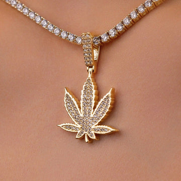 Colgante Hoja de Marihuana con Diamantes en Oro Amarillo