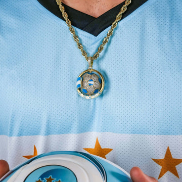 Dije de globo terráqueo giratorio con bandera de Argentina y diamantes en oro amarillo
