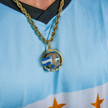 Dije de globo terráqueo giratorio con bandera de Argentina y diamantes en oro amarillo