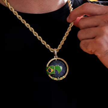 Dije de globo terráqueo giratorio con bandera de Brasil y diamantes en oro amarillo