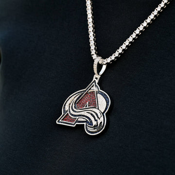Colgante con el logo oficial de la NHL de los Colorado Avalanche en oro blanco