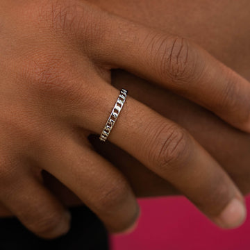 Anillo de oro blanco con eslabones de cadena tipo Curb