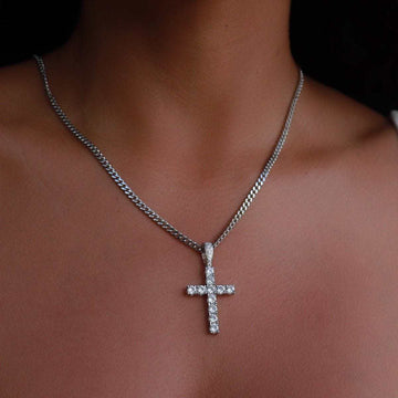 Colgante de cruz de oro blanco macizo con diamantes (diamantes VS)
