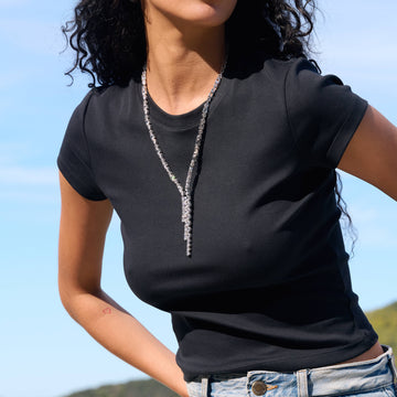 Collar lariat de oro blanco con diamantes y piedras preciosas mixtas