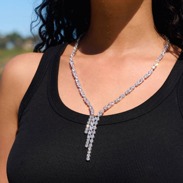 Collar lariat de oro blanco con diamantes y piedras preciosas mixtas