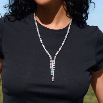 Collar lariat de oro blanco con diamantes y piedras preciosas mixtas
