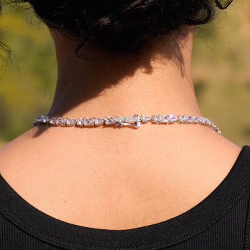 Collar lariat de oro blanco con diamantes y piedras preciosas mixtas
